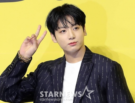 방탄소년단(BTS) 정국이 21일 오후 서울 송파구 방이동 올림픽홀에서 진행된 새 싱글앨범 'Butter' 발매 기념 쇼케이스에서 포즈를 취하고 있다. 'Butter'에는 버터처럼 부드럽게 녹아들어 너를 사로잡겠다는 방탄소년단의 귀여운 고백이 담겨있다. 방탄소년단은 'Butter'를 사실상의 선 공개 싱글로 스타트를 끊고 6월 중 'Butter'가 포함된 새 앨범을 발매할 계획이다. 2021.05.21 /사진=김창현 기자 chmt@