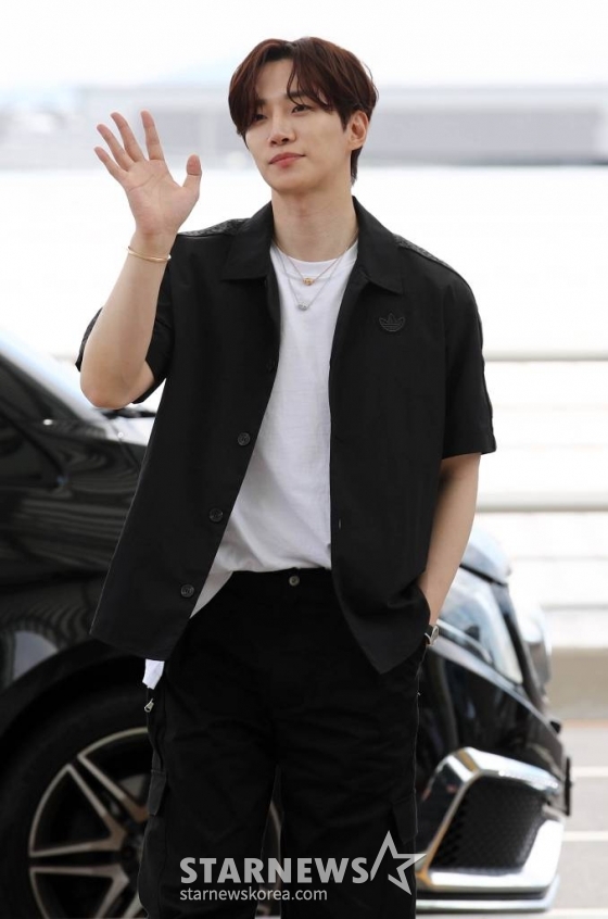 그룹 2PM 준호가 대만 일정을 위해 2일 오후 인천국제공항을 통해 출국하고 있다. 2023.08.02 /사진=임성균