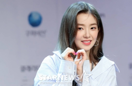 그룹 레드벨벳 아이린이 29일 오후 서울 강남구 일지아트홀에서 진행된 렌즈 브랜드 쿠퍼비전 아이린 팬사인회에 참석해 포즈를 취하고 있다. /사진=김휘선 기자 hwijpg@