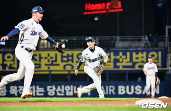 NC 페디(왼쪽)의 수비 모습.