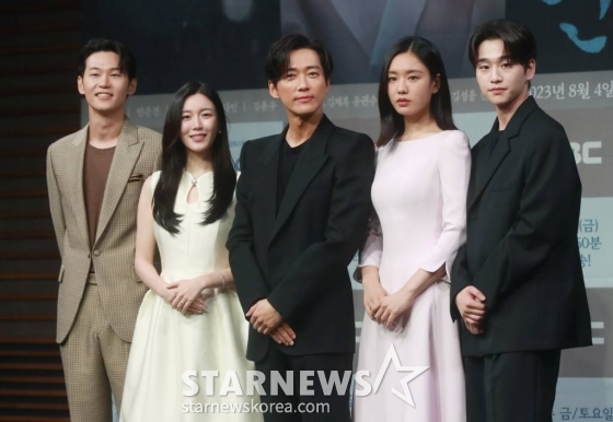 배우 이학주, 이다인, 남궁민, 안은진, 김윤우가 4일 오후 서울 마포구 상암동 MBC에서 진행된 금토드라마 '연인' 제작발표회에 참석해 포즈를 취하고 있다.  병자호란을 겪으며 엇갈리는 연인들의 사랑과 백성들의 생명력을 다룬 휴먼역사멜로 드라마 '연인'은 오늘(4일) 첫 방송된다. /2023.08.04 /사진=이동훈