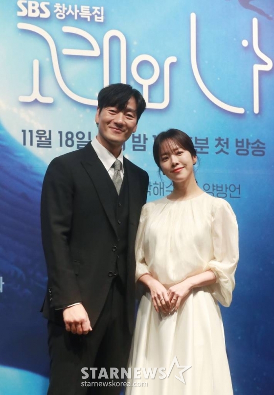 배우 박해수, 한지민이 17일 오후 인천 중구 파라다이스 아트 스페이스에서 진행된 SBS 4부작 다큐멘터리 '고래와 나' 제작발표회에 참석해 포즈를 취하고 있다.  당신의 눈앞에 펼쳐지는 경이로운 고래의 세계 그리고, 고래의 삶과 죽음으로 드러나는 지구의 위기를 그린 '고래와 나'는 오는 18일 첫 방송된다. /2023.11.17 /사진=이동훈