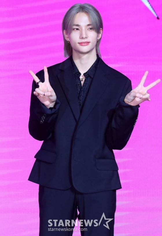 그룹 스트레이 키즈(Stray Kids) 현진이 10일 오전 서울 영등포구 여의도동 콘래드 서울에서 진행된 새 미니 앨범 '樂-STAR'(락스타) 발매 기념 쇼케이스에 참석해 포즈를 취하고 있다. 스트레이 키즈의 새 미니 앨범 '樂-STAR'는 '어떤 상황에서도 우리의 락(樂)은 계속된다'는 스트레이 키즈의 메시지와 자신감을 표현했다. 타이틀곡 '락 (樂)'은 매 앨범 곡 작업을 도맡은 그룹 내 프로듀싱 팀 쓰리라차(3RACHA) 방찬, 창빈, 한이 직접 완성해 고유한 음악적 개성을 듬뿍 녹였다. 후렴구의 반복되는 멜로디와 락(Rock)적인 요소가 곡에 강렬함을 더하고 동음이의어를 활용한 흥미로운 노랫말로 K팝 팬들의 흥을 돋울 예정이다. 2023.11.10 /사진=김창현