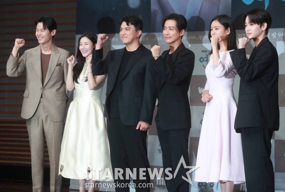 배우 이학주, 이다인, 김성용 감독, 배우 남궁민, 안은진, 김윤우가 지난 8월 4일 오후 서울 마포구 상암동 MBC에서 진행된 금토드라마 '연인' 제작발표회에 참석해 포즈를 취하고 있다.   /사진=이동훈