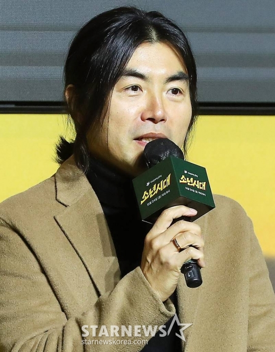이명우 감독이 20일 오전 서울 강남구 역삼동 조선팰리스 서울 강남에서 진행된 쿠팡플레이 시리즈 '소년시대' 제작발표회에 참석해 인사말을 하고 있다. '소년시대'는 1989년 충청남도를 배경으로, 안 맞고 사는 게 인생 일대의 목표인 외톨이 병태가 어느 날 부여 일짱으로 둔갑하면서 벌어지는 이야기를 담고 있다. '소년시대'는 오는 24일을 시작으로 매주 금요일 오후 8시 쿠팡플레이를 통해 확인할 수 있다. 2023.11.20 /사진=김창현