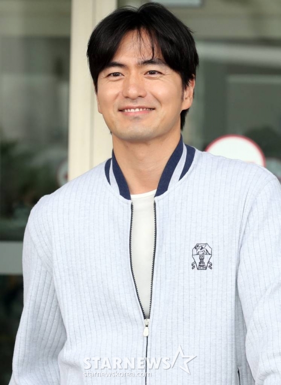 배우 이진욱이 해외 일정 차 미국 뉴욕으로 4일 오전 인천국제공항을 통해 출국하고 있다. 2023.09.04 /사진=임성균