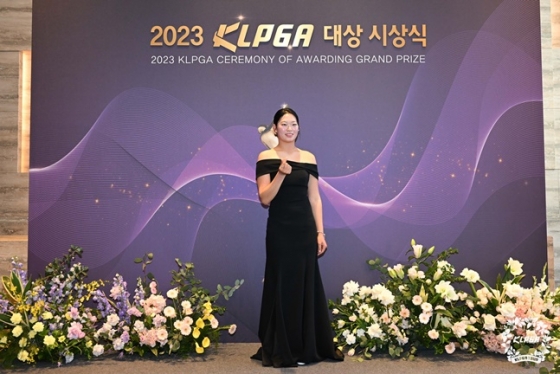 KLPGA 대상 시상식 전 포토월에서 손하트를 그리고 있는 방신실. /사진=KLPGT