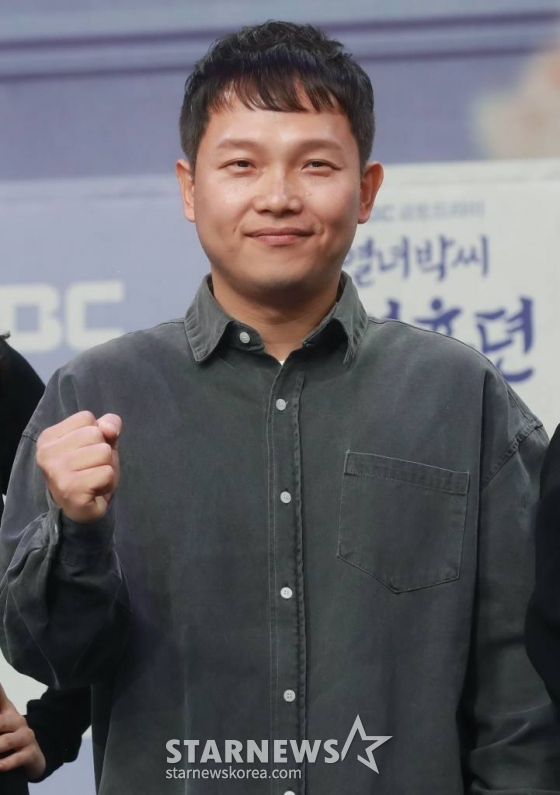 박상훈 감독이 22일 오후 서울 마포구 상암동 MBC에서 진행된 금토드라마 '열녀박씨 계약결혼뎐' 제작발표회에 참석해 포즈를 취하고 있다.  죽음을 뛰어넘어 2023년 대한민국에 당도한 19세기 욕망 유교걸 박연우와 21세기 무감정끝판왕 강태하의 금쪽같은 계약결혼 스토리 '열녀박씨 계약결혼뎐'은 오는 24일 첫 방송된다. /2023.11.22 /사진=이동훈