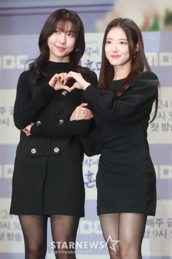 배우 주현영, 이세영이 22일 오후 서울 마포구 상암동 MBC에서 진행된 금토드라마 '열녀박씨 계약결혼뎐' 제작발표회에 참석해 포즈를 취하고 있다.  죽음을 뛰어넘어 2023년 대한민국에 당도한 19세기 욕망 유교걸 박연우와 21세기 무감정끝판왕 강태하의 금쪽같은 계약결혼 스토리 '열녀박씨 계약결혼뎐'은 오는 24일 첫 방송된다. /2023.11.22 /사진=이동훈
