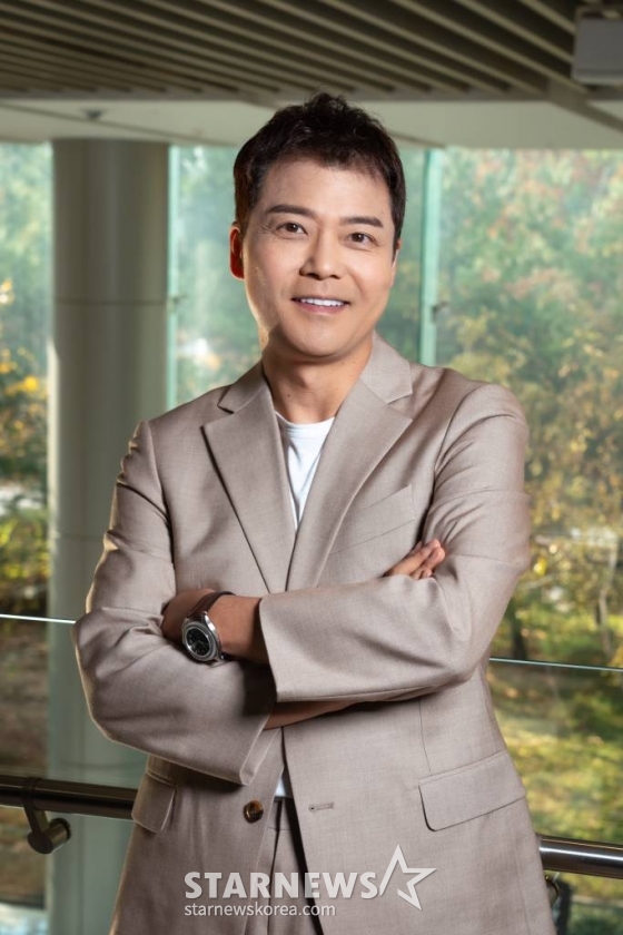 방송인 전현무가 22일 오전 서울 마포구 LG유플러스 상암사옥 진행된 U+모바일 KBS 예능 '서치미' 기자간담회를 위해 포즈를 취하고 있다. '서치미'는 플레이어(게스트)가 진짜 지인과 지인을 완벽하게 흉내 내는 시치미단 패널 사이에서 진짜 지인을 추리하는 프로그램 이다. /사진제공=U+모바일tv 2023.11.22 /사진=이동훈
