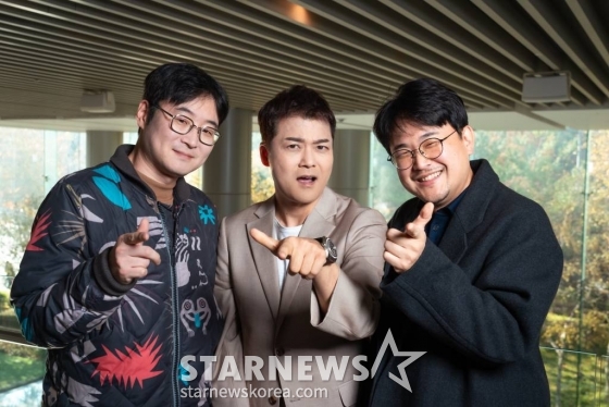 김주형 PD, 방송인 전현무, 임형택 PD가 22일 오전 서울 마포구 LG유플러스 상암사옥 진행된 U+모바일 KBS 예능 '서치미' 기자간담회를 위해 포즈를 취하고 있다. '서치미'는 플레이어(게스트)가 진짜 지인과 지인을 완벽하게 흉내 내는 시치미단 패널 사이에서 진짜 지인을 추리하는 프로그램 이다. /사진제공=U+모바일tv 2023.11.22 /사진=이동훈