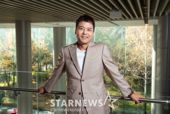 방송인 전현무가 22일 오전 서울 마포구 LG유플러스 상암사옥 진행된 U+모바일 KBS 예능 '서치미' 기자간담회를 위해 포즈를 취하고 있다. '서치미'는 플레이어(게스트)가 진짜 지인과 지인을 완벽하게 흉내 내는 시치미단 패널 사이에서 진짜 지인을 추리하는 프로그램 이다. /사진제공=U+모바일tv 2023.11.22 /사진=이동훈