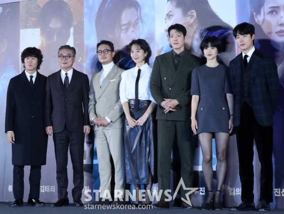 배우 진선규, 김의성, 조우진, 염정아, 김우빈, 김태리, 류준열이 22일 오전 서울 용산구 아이파크몰 CGV에서 진행된 영화 '외계+인 2부' 제작보고회에 참석해 포즈를 취하고 있다. '외계+인 2부'는 치열한 신검 쟁탈전 속 숨겨진 비밀이 밝혀지는 가운데 현재로 돌아가 모두를 구하려는 인간과 도사들의 이야기를 그린 영화다. 2024년 1월 개봉 예정. 2023.11.22 /사진=김창현