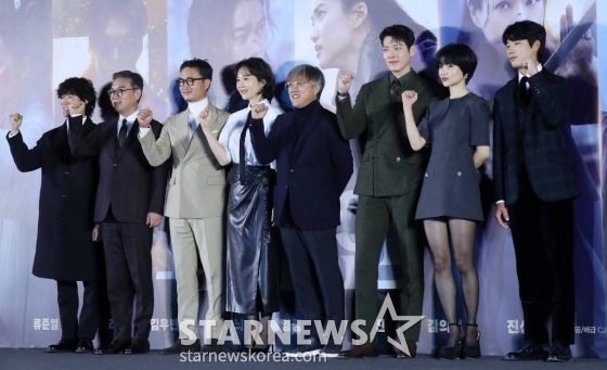 배우 진선규, 김의성, 조우진, 염정아, 김우빈, 김태리, 류준열이 22일 오전 서울 용산구 아이파크몰 CGV에서 진행된 영화 '외계+인 2부' 제작보고회에 참석해 포즈를 취하고 있다. '외계+인 2부'는 치열한 신검 쟁탈전 속 숨겨진 비밀이 밝혀지는 가운데 현재로 돌아가 모두를 구하려는 인간과 도사들의 이야기를 그린 영화다. 2024년 1월 개봉 예정. 2023.11.22 /사진=김창현