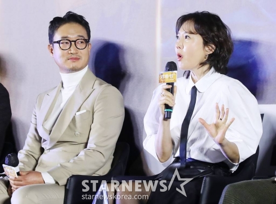 배우 염정아가 22일 오전 서울 용산구 아이파크몰 CGV에서 진행된 영화 '외계+인 2부' 제작보고회에 참석해 캐릭터 소개를 하고 있다. '외계+인 2부'는 치열한 신검 쟁탈전 속 숨겨진 비밀이 밝혀지는 가운데 현재로 돌아가 모두를 구하려는 인간과 도사들의 이야기를 그린 영화다. 2024년 1월 개봉 예정. 2023.11.22 /사진=김창현