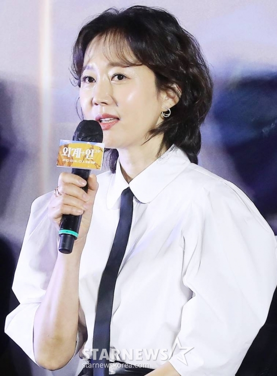 배우 염정아가 22일 오전 서울 용산구 아이파크몰 CGV에서 진행된 영화 '외계+인 2부' 제작보고회에 참석해 인사말을 하고 있다. '외계+인 2부'는 치열한 신검 쟁탈전 속 숨겨진 비밀이 밝혀지는 가운데 현재로 돌아가 모두를 구하려는 인간과 도사들의 이야기를 그린 영화다. 2024년 1월 개봉 예정. 2023.11.22 /사진=김창현