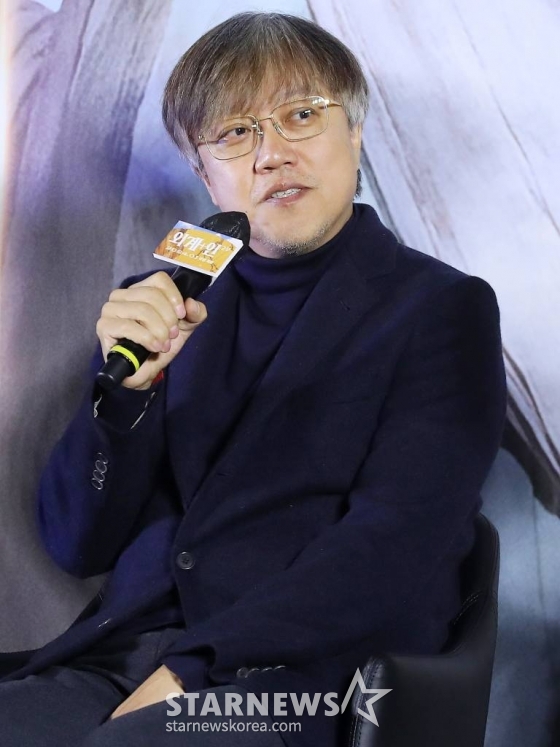 최동훈 감독이 22일 오전 서울 용산구 아이파크몰 CGV에서 진행된 영화 '외계+인' 2부 제작보고회에 참석해 인사말을 하고 있다.  '외계+인' 2부는 치열한 신검 쟁탈전 속 숨겨진 비밀이 밝혀지는 가운데 현재로 돌아가 모두를 구하려는 인간과 도사들의 이야기를 그린 영화다. 2024년 1월 개봉 예정. 2023.11.22 /사진=김창현