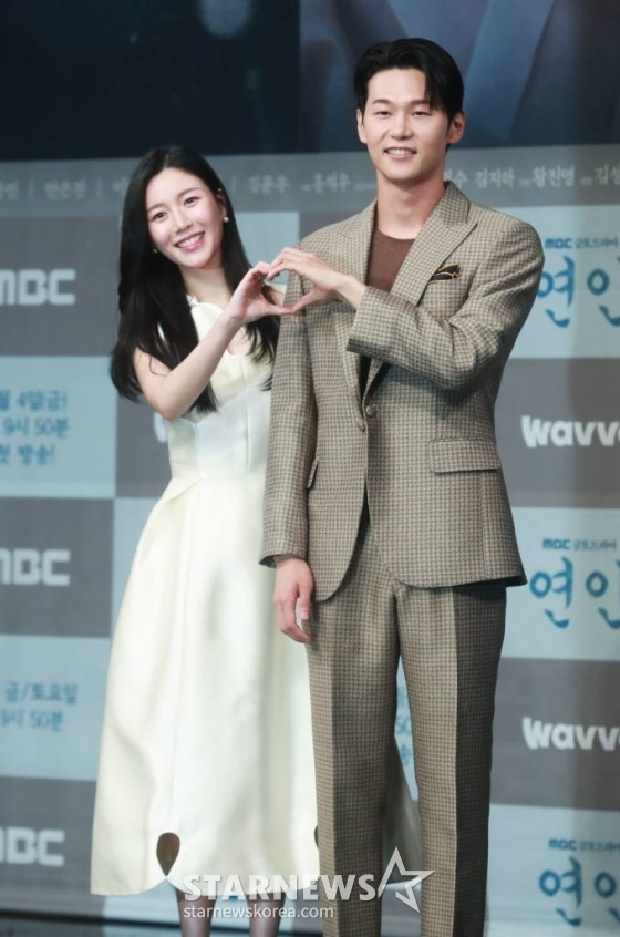 배우 이다인, 이학주가 4일 오후 서울 마포구 상암동 MBC에서 진행된 금토드라마 '연인' 제작발표회에 참석해 포즈를 취하고 있다. 병자호란을 겪으며 엇갈리는 연인들의 사랑과 백성들의 생명력을 다룬 휴먼역사멜로 드라마 '연인'은 오늘(4일) 첫 방송된다. /2023.08.04 /사진=이동훈