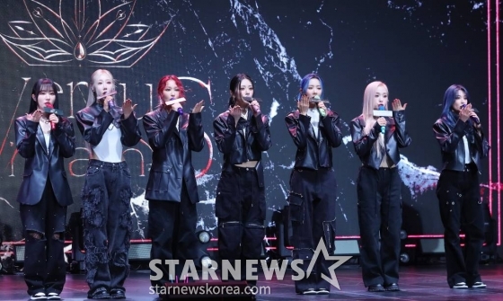 걸그룹 드림캐쳐(DREAMCATCHER)가 22일 오후 서울 광진구 건국대학교 새천년관에서 진행된 아홉 번째 미니앨범 'VillainS(빌런스)' 발매 기념 쇼케이스에 참석해 인사하고 있다. 드림캐쳐의 이번 앨범에는 타이틀 'OOTD(오오티디)'부터 'Intro : This My Fashion(인트로 : 디스 마이 패션)', 'Rising(라이징)', 'Shatter(쉐터)', 'We Are Young(위 아 영)'까지 수록됐다. 2023.11.22 /사진=김창현