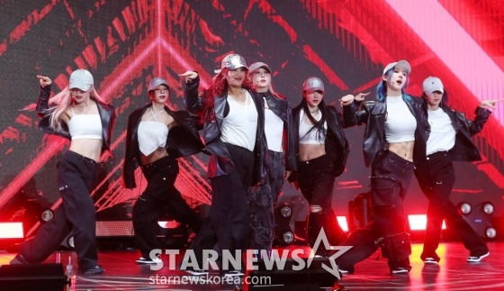 걸그룹 드림캐쳐(DREAMCATCHER)가 22일 오후 서울 광진구 건국대학교 새천년관에서 진행된 아홉 번째 미니앨범 'VillainS(빌런스)' 발매 기념 쇼케이스에 참석해 멋진 무대를 선보이고 있다. 드림캐쳐의 이번 앨범에는 타이틀 'OOTD(오오티디)'부터 'Intro : This My Fashion(인트로 : 디스 마이 패션)', 'Rising(라이징)', 'Shatter(쉐터)', 'We Are Young(위 아 영)'까지 수록됐다. 2023.11.22 /사진=김창현