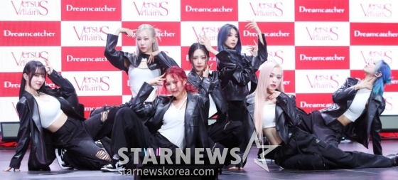 걸그룹 드림캐쳐(DREAMCATCHER)가 22일 오후 서울 광진구 건국대학교 새천년관에서 진행된 아홉 번째 미니앨범 'VillainS(빌런스)' 발매 기념 쇼케이스에 참석해 포즈를 취하고 있다. 드림캐쳐의 이번 앨범에는 타이틀 'OOTD(오오티디)'부터 'Intro : This My Fashion(인트로 : 디스 마이 패션)', 'Rising(라이징)', 'Shatter(쉐터)', 'We Are Young(위 아 영)'까지 수록됐다. 2023.11.22 ㄴㅁ /사진=김창현