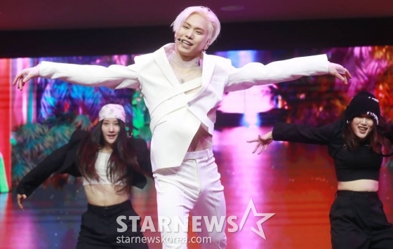 가수 라키(ROCKY)가 22일 오후 서울 강서구 스카이아트홀에서 진행된 미니 1집 '라키스트'(ROCKYST) 발매기념 쇼케이스에서 신곡을 선보이고 있다. 타이틀곡 '럭키 라키'는 인트로부터 중독성 있는 그루비한 색소폰과 펑키한 기타 사운드가 특징인 레트로 팝 곡으로, 라키의 강렬하면서도 세련된 안무가 시선을 끄는 노래다. /2023.11.22 /사진=이동훈