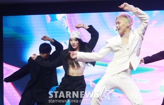 가수 라키(ROCKY)가 22일 오후 서울 강서구 스카이아트홀에서 진행된 미니 1집 '라키스트'(ROCKYST) 발매기념 쇼케이스에서 신곡을 선보이고 있다. 타이틀곡 '럭키 라키'는 인트로부터 중독성 있는 그루비한 색소폰과 펑키한 기타 사운드가 특징인 레트로 팝 곡으로, 라키의 강렬하면서도 세련된 안무가 시선을 끄는 노래다. /2023.11.22 /사진=이동훈