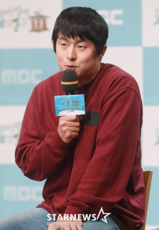 만화가 기안84가 23일 오후 서울 상암동 MBC 골든마우스홀에서 진행된 예능 프로그램 '태어난 김에 세계일주3' 제작발표회에 참석해 질문에 답하고 있다. /2023.11.23
