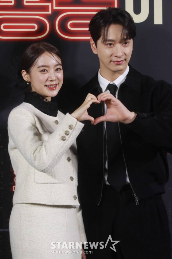 배우 우혜림, 황찬성이 23일 오전 서울 CGV용산아이파크몰에서 진행된 글로벌 프로젝트 '홍콩 인 렌즈'(Hong Kong in the Lens)의 한국편 '내 안에 홍콩이 있다'(감독 강윤성) 쇼케이스에 참석해 포즈를 취하고 있다. '홍콩 인 렌즈'는 한국을 비롯해 태국, 필리핀 등 아시아 3개국의 국가대표 감독들이 영화의 도시 홍콩을 모티브로 한 단편 영화를 만드는 프로젝트다. /2023.11.23 /사진=이동훈