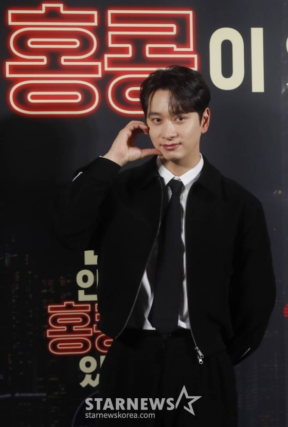 배우 황찬성이 23일 오전 서울 CGV용산아이파크몰에서 진행된 글로벌 프로젝트 '홍콩 인 렌즈'(Hong Kong in the Lens)의 한국편 '내 안에 홍콩이 있다'(감독 강윤성) 쇼케이스에 참석해 포즈를 취하고 있다. '홍콩 인 렌즈'는 한국을 비롯해 태국, 필리핀 등 아시아 3개국의 국가대표 감독들이 영화의 도시 홍콩을 모티브로 한 단편 영화를 만드는 프로젝트다. /2023.11.23 /사진=이동훈