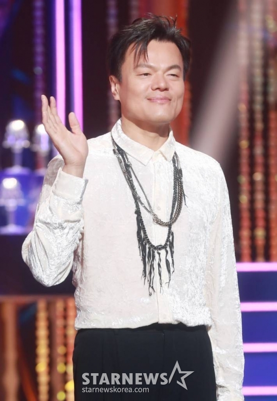 작곡가 박진영이 23일 오후 서울 여의도 KBS 신관에서 진행된 2TV 예능 '골든걸스' 쇼케이스에서 포즈를 취하고 있다. /2023.11.23 /사진=이동훈