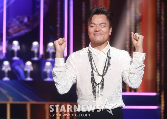작곡가 박진영이 23일 오후 서울 여의도 KBS 신관에서 진행된 2TV 예능 '골든걸스' 쇼케이스에서 포즈를 취하고 있다. /2023.11.23 /사진=이동훈