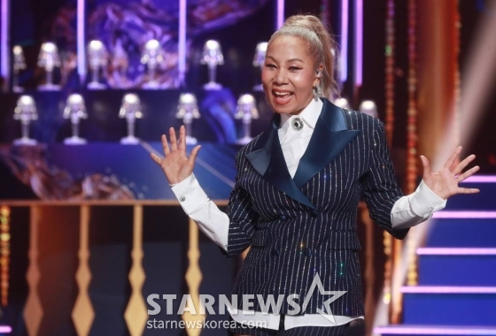 가수 인순이가 23일 오후 서울 여의도 KBS 신관에서 진행된 2TV 예능 '골든걸스' 쇼케이스에서 포즈를 취하고 있다. /2023.11.23 /사진=이동훈