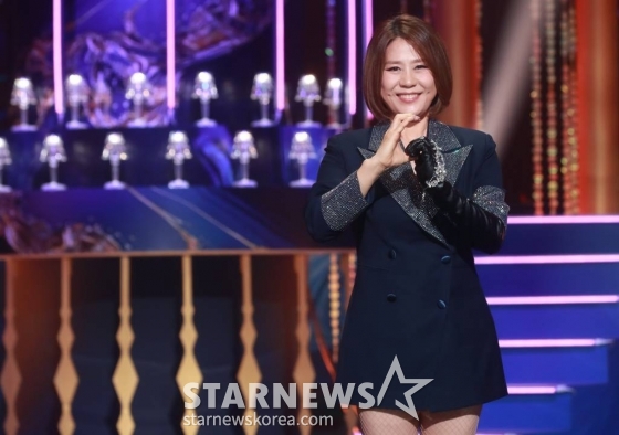 가수 신효범이 23일 오후 서울 여의도 KBS 신관에서 진행된 2TV 예능 '골든걸스' 쇼케이스에서 포즈를 취하고 있다. /2023.11.23 /사진=이동훈