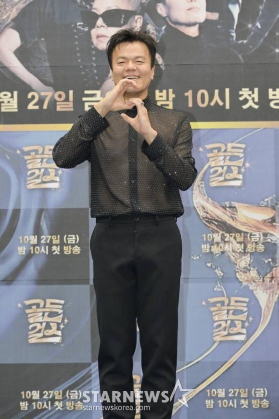 프로듀서 박진영이 26일 오후 서울 영등포구 여의도동 KBS 웨딩홀에서 진행된 KBS 2TV 예능프로그램 '골든걸스' 제작발표회에 참석해 포즈를 취하고 있다.   '골든걸스'는 국내 최정상 보컬리스트 4인이 K팝 최정상 프로듀서 박진영의 프로듀싱과 함께 그룹으로 컴백하는 여정을 그리는 프로그램이다. 오는 27일 오후 10시 첫 방송. / 사진제공 = KBS /사진=김창현