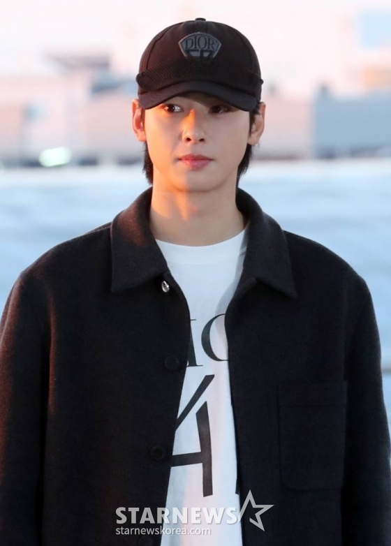 그룹 아스트로(ASTRO) 차은우가 홍콩 일정을 위해 21일 오전 인천국제공항을 통해 출국하고 있다. 2023.11.21 /사진=임성균