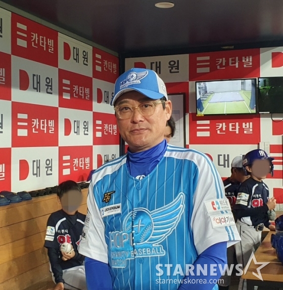 이종범이 26일 서울 고척스카이돔에서 열린 '2023 희망더하기 자선야구대회'에서 취재진의 인터뷰에 응하고 있다. /사진=김동윤 기자