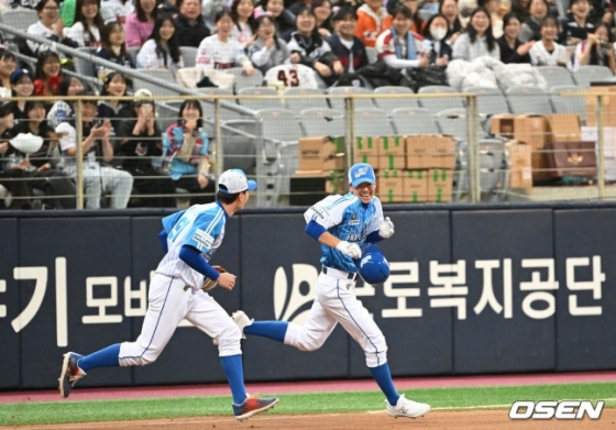 김민석(오른쪽)이 26일 서울 고척스카이돔에서 열린 '2023 희망더하기 자선야구대회'에서 런다운에 걸리고도 행복한 미소를 짓고 있다.