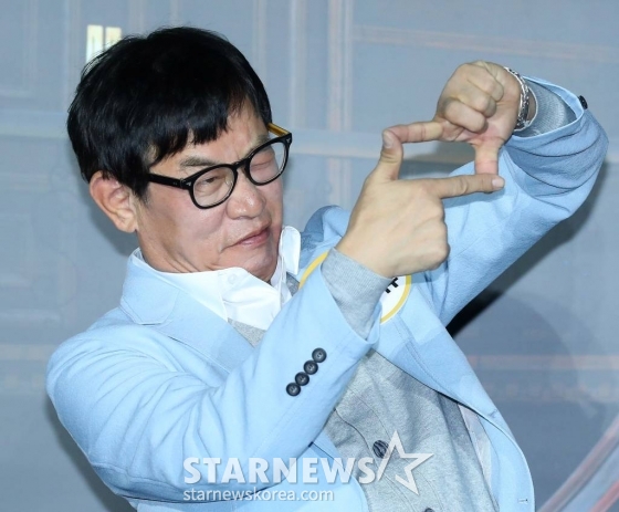 코미디언 이경규가 27일 오후 서울 성동구 메가박스 성수에서 진행된 넷플릭스 예능 '코미디 로얄' 제작발표회에 참석해 포즈를 취하고 있다. '코미디 로얄'은 K-코미디를 대표하는 20인이 넷플릭스 단독 쇼 런칭 기회를 두고 나이, 경력, 계급장 떼고 붙은 웃음 배틀 예능이다. 오는 28일 공개. 2023.11.27 /사진=김창현