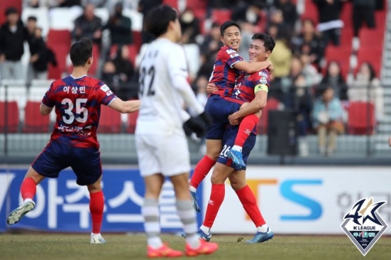 골 세리머니 중인 김천 상무 선수들. /사진=한국프로축구연맹