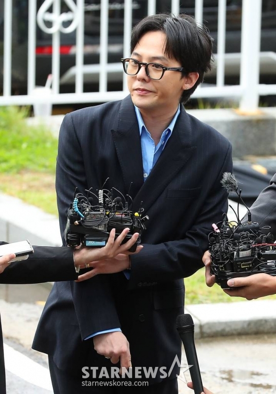 마약 투약 혐의를 받고 있는 가수 지드래곤(본명 권지용)이 6일 오후 인천 남동구 논현경찰서에 출석하고 있다. 지드래곤은 이날 인천경찰청 마약범죄수사계에 피의자 신분으로 자진 출석해 첫 경찰 조사를 받는다. 2023.11.06 /사진=김창현
