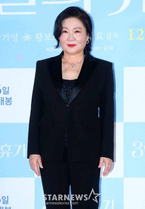 배우 김해숙이 27일 오후 서울 광진구 롯데시네마 건대입구에서 진행된 영화 '3일의 휴가' 언론시사회 및 기자간담회에 참석해 포즈를 취하고 있다. '3일의 휴가'는 하늘에서 휴가 온 엄마 '복자'(김해숙 분)와 엄마의 레시피로 백반집을 운영하는 딸 '진주'(신민아 분)의 힐링 판타지 영화. 12월 6일 개봉. 2023.11.27 /사진=김창현
