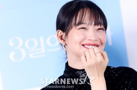 배우 신민아가 27일 오후 서울 광진구 롯데시네마 건대입구에서 진행된 영화 '3일의 휴가' 언론시사회 및 기자간담회에 참석해 미소를 짓고 있다. '3일의 휴가'는 하늘에서 휴가 온 엄마 '복자'(김해숙 분)와 엄마의 레시피로 백반집을 운영하는 딸 '진주'(신민아 분)의 힐링 판타지 영화. 12월 6일 개봉. 2023.11.27 /사진=김창현