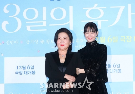 배우 김해숙, 신민아가 27일 오후 서울 광진구 롯데시네마 건대입구에서 진행된 영화 '3일의 휴가' 언론시사회 및 기자간담회에 참석해 포즈를 취하고 있다. '3일의 휴가'는 하늘에서 휴가 온 엄마 '복자'(김해숙 분)와 엄마의 레시피로 백반집을 운영하는 딸 '진주'(신민아 분)의 힐링 판타지 영화. 12월 6일 개봉. 2023.11.27 /사진=김창현