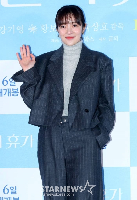 배우 황보라가 27일 오후 서울 광진구 롯데시네마 건대입구에서 진행된 영화 '3일의 휴가' 언론시사회 및 기자간담회에 참석해 포즈를 취하고 있다. '3일의 휴가'는 하늘에서 휴가 온 엄마 '복자'(김해숙 분)와 엄마의 레시피로 백반집을 운영하는 딸 '진주'(신민아 분)의 힐링 판타지 영화. 12월 6일 개봉. 2023.11.27 /사진=김창현