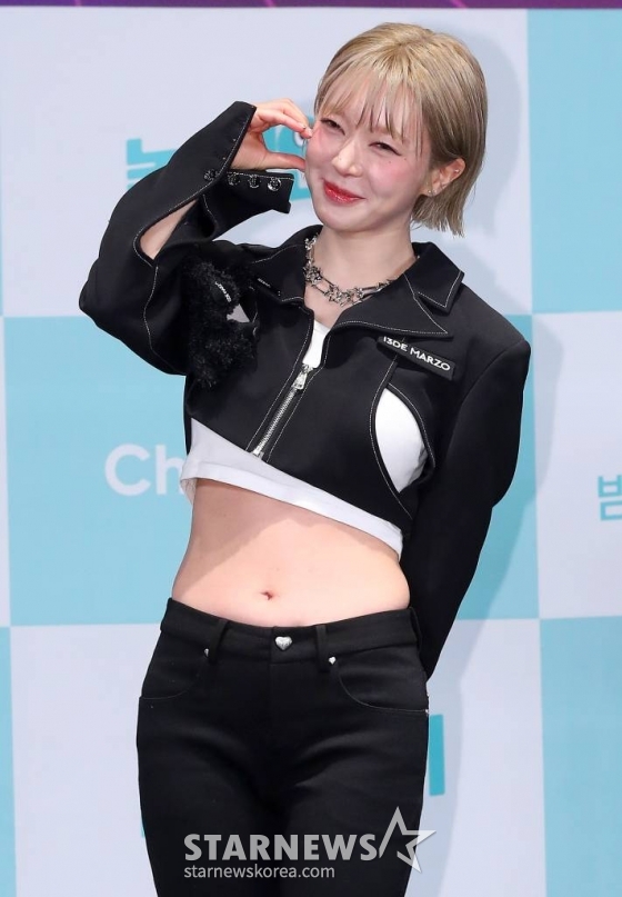 가수 초아가 28일 오전 서울 종로구 씨네큐브 광화문에서 진행된 E채널·채널S 공동 제작 예능 '놀던언니' 제작발표회에 참석해 포즈를 취하고 있다. '놀던언니'는 음악 없이 못 사는 언니들이 들려주는 '진짜' 음악과 필터 없는 그 시절 가요계 이야기를 담은 예능 프로그램이다. 2023.11.28 /사진=김창현
