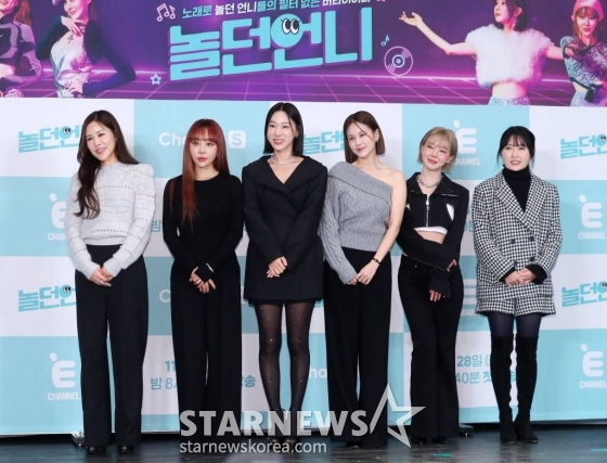 가수 채리나, 나르샤, 이지혜, 아이비, 초아, 방현영 PD가 28일 오전 서울 종로구 씨네큐브 광화문에서 진행된 E채널·채널S 공동 제작 예능 '놀던언니' 제작발표회에 참석해 포즈를 취하고 있다. '놀던언니'는 음악 없이 못 사는 언니들이 들려주는 '진짜' 음악과 필터 없는 그 시절 가요계 이야기를 담은 예능 프로그램이다. 2023.11.28 /사진=김창현