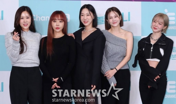 가수 채리나, 나르샤, 이지혜, 아이비, 초아가 28일 오전 서울 종로구 씨네큐브 광화문에서 진행된 E채널·채널S 공동 제작 예능 '놀던언니' 제작발표회에 참석해 포즈를 취하고 있다. '놀던언니'는 음악 없이 못 사는 언니들이 들려주는 '진짜' 음악과 필터 없는 그 시절 가요계 이야기를 담은 예능 프로그램이다. 2023.11.28 /사진=김창현