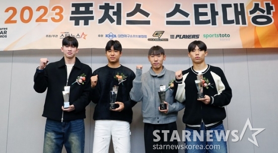축구 부문 수상자들. (왼쪽부터) 신평고 정마호, 오산고 강주혁, 영등포공고 김현민, 영등포공고 손승민. /사진=김창현 기자