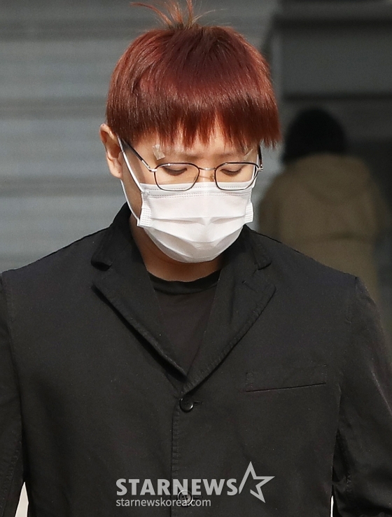 대마 흡입 혐의로 1심에서 집행유예를 선고받은 래퍼 나플라가 10일 오전 서울 서초구 중앙지방법원에서 열린 항소심 선고 공판을 마친 뒤 법정을 나서고 있다.   이날 나플라는 항소심에서 1심과 같은 징역 10개월에 집행유예 2년을 선고 받았다. 2022.11.10 /사진=김창현 기자 chmt@